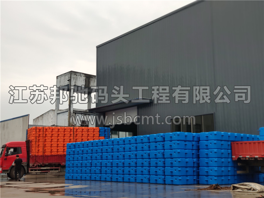 無錫蠡湖某體育發展有限公司浮筒發貨-江蘇邦馳碼頭工程有限公司2